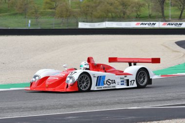 Scarperia, 2 Nisan 2023: Dallara SP1 2003 Mugello Classic 2023 tarihinde İtalya 'daki Mugello Pisti' nde eylem halindedir..