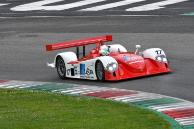 Scarperia, 2 Nisan 2023: Dallara SP1 2003 Mugello Classic 2023 tarihinde İtalya 'daki Mugello Pisti' nde eylem halindedir..