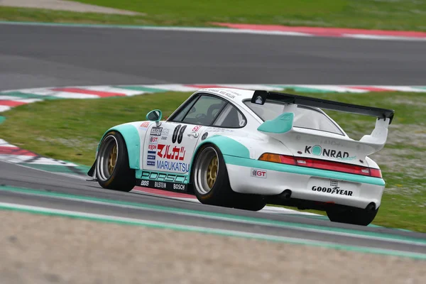 Scarperia, 2 Nisan 2023: Porsche 993 GT2 Evo Yılı 1999 Mugello Classic 2023 tarihinde İtalya 'daki Mugello Pisti' nde eylem halindeydi..