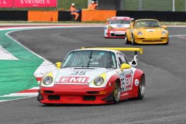 Scarperia, 2 Nisan 2023: Porsche 993 GT2 Evo Yılı 1999 Mugello Classic 2023 tarihinde İtalya 'daki Mugello Pisti' nde eylem halindeydi..