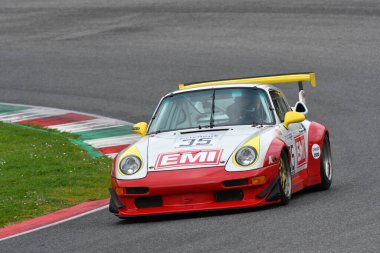 Scarperia, 2 Nisan 2023: Porsche 993 GT2 Evo Yılı 1999 Mugello Classic 2023 tarihinde İtalya 'daki Mugello Pisti' nde eylem halindeydi..