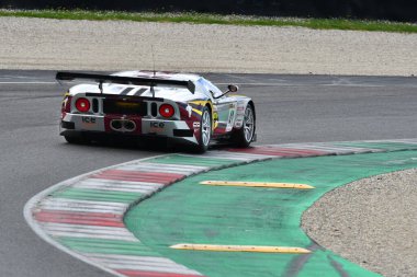 Scarperia, 2 Nisan 2023: Ford GT yılı 2010 Mugello Classic 2023 'te İtalya' daki Mugello Pisti 'nde eylem halinde..