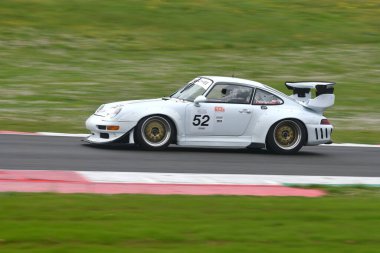 Scarperia, 2 Nisan 2023: Porsche 993 GT2 Evo Yılı 1999 Mugello Classic 2023 tarihinde İtalya 'daki Mugello Pisti' nde eylem halindeydi..