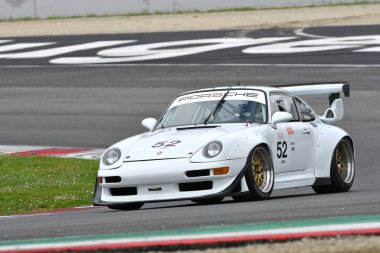 Scarperia, 2 Nisan 2023: Porsche 993 GT2 Evo Yılı 1999 Mugello Classic 2023 tarihinde İtalya 'daki Mugello Pisti' nde eylem halindeydi..