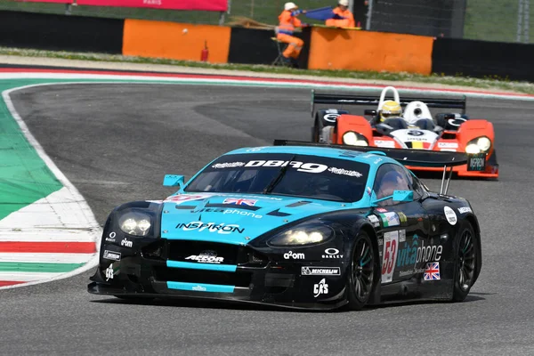 Scarperia, 2 Nisan 2023: Aston Martin DBR9 yıl 2006 Mugello Classic 2023 tarihinde İtalya 'daki Mugello Pisti' nde.