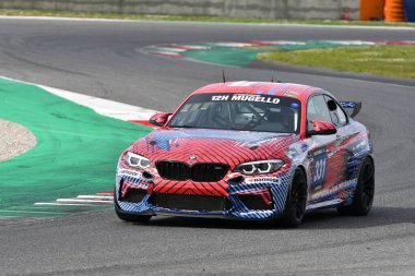 Scarperia, 23 Mart 2023: BMW M2 CS Team Hofor Racing Bonk Motorsport Drive Kroll-Partl-Bonk-Mayer tarafından İtalya 'daki Mugello Pisti' nde 12: 00 Hankook Yarışı sırasında kullanıldı.