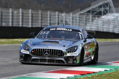 Scarperia, 23 Mart 2023: Atlas BX Motorsports takımından Mercedes-AMG GT4 Cho-Roelof-Bruins-Kim İtalya Mugello Pisti 'nde 12: 00 Hankook Yarışı sırasında görev başında..