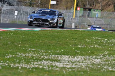 Scarperia, 23 Mart 2023: Atlas BX Motorsports takımından Mercedes-AMG GT4 Cho-Roelof-Bruins-Kim İtalya Mugello Pisti 'nde 12: 00 Hankook Yarışı sırasında görev başında..