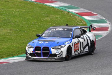 Scarperia, 23 Mart 2023: Vladykin-Carl- Cavers-Holloway tarafından sürülen Simpson Takımı 'nın BMW M4 GT4' ü İtalya Mugello Pisti 'nde 12: 00 Hankook Yarışı sırasında.