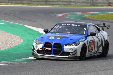 Scarperia, 23 Mart 2023: Vladykin-Carl- Cavers-Holloway tarafından sürülen Simpson Takımı 'nın BMW M4 GT4' ü İtalya Mugello Pisti 'nde 12: 00 Hankook Yarışı sırasında.