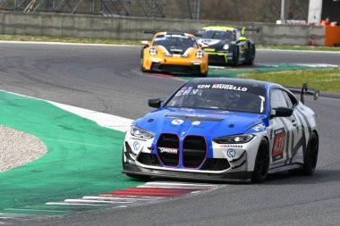 Scarperia, 23 Mart 2023: Vladykin-Carl- Cavers-Holloway tarafından sürülen Simpson Takımı 'nın BMW M4 GT4' ü İtalya Mugello Pisti 'nde 12: 00 Hankook Yarışı sırasında.