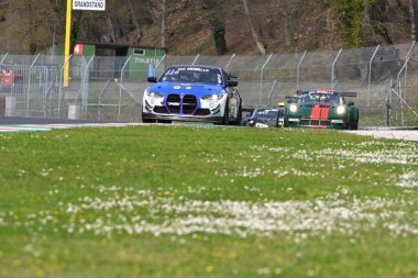 Scarperia, 23 Mart 2023: Vladykin-Carl- Cavers-Holloway tarafından sürülen Simpson Takımı 'nın BMW M4 GT4' ü İtalya Mugello Pisti 'nde 12: 00 Hankook Yarışı sırasında.