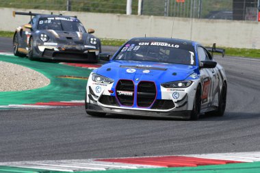 Scarperia, 23 Mart 2023: Vladykin-Carl- Cavers-Holloway tarafından sürülen Simpson Takımı 'nın BMW M4 GT4' ü İtalya Mugello Pisti 'nde 12: 00 Hankook Yarışı sırasında.