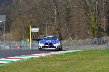 Scarperia, 23 Mart 2023: Vladykin-Carl- Cavers-Holloway tarafından sürülen Simpson Takımı 'nın BMW M4 GT4' ü İtalya Mugello Pisti 'nde 12: 00 Hankook Yarışı sırasında.