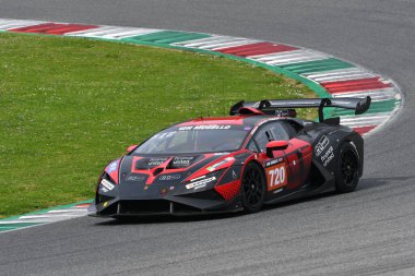 Scarperia, 23 Mart 2023: İtalya 'daki Mugello Pisti' nde Michelon-Paskevicius tarafından sürülen Lamborghini Huracn Super Trofeo Ar-Ge yarışları.