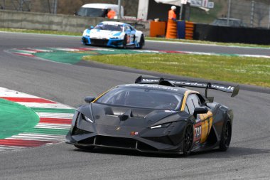 Scarperia, 23 Mart 2023: İtalya 'daki Mugello Pisti' nde Michelon-Paskevicius tarafından sürülen Lamborghini Huracn Super Trofeo Ar-Ge yarışları.