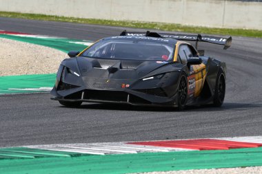 Scarperia, 23 Mart 2023: İtalya 'daki Mugello Pisti' nde Michelon-Paskevicius tarafından sürülen Lamborghini Huracn Super Trofeo Ar-Ge yarışları.