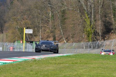 Scarperia, 23 Mart 2023: İtalya 'daki Mugello Pisti' nde Michelon-Paskevicius tarafından sürülen Lamborghini Huracn Super Trofeo Ar-Ge yarışları.