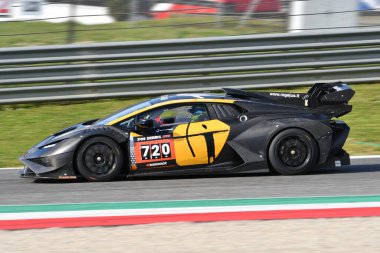Scarperia, 23 Mart 2023: İtalya 'daki Mugello Pisti' nde Michelon-Paskevicius tarafından sürülen Lamborghini Huracn Super Trofeo Ar-Ge yarışları.