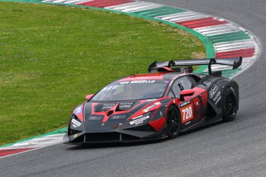 Scarperia, 23 Mart 2023: İtalya 'daki Mugello Pisti' nde Michelon-Paskevicius tarafından sürülen Lamborghini Huracn Super Trofeo Ar-Ge yarışları.