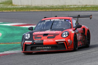 Scarperia, 23 Mart 2023: Porsche 911 GT3 Kupası Kırmızı Karınca Yarışı 992 Redant-Kobe de Breucker tarafından İtalya 'daki Mugello Pisti' nde 12: 00 Hankook Yarışı sırasında gerçekleştirildi..