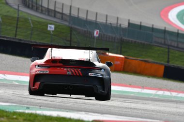 Scarperia, 23 Mart 2023: Porsche 911 GT3 Kupası Kırmızı Karınca Yarışı 992 Redant-Kobe de Breucker tarafından İtalya 'daki Mugello Pisti' nde 12: 00 Hankook Yarışı sırasında gerçekleştirildi..