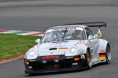 Scarperia, 2 Nisan 2023: Porsche 993 GT2 Evo Yılı 1999 Mugello Classic 2023 tarihinde İtalya 'daki Mugello Pisti' nde eylem halindeydi..