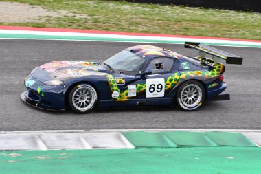 Scarperia, 2 Nisan 2023: Chrisler Viper GTS-R GT1 Mugello Classic 2023 'te İtalya' daki Mugello Pisti 'nde eylem halinde..