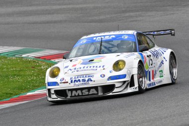 Scarperia, 2 Nisan 2023: Porsche 997 GT3 RSR yılı 2009 Mugello Classic 2023 tarihinde İtalya 'daki Mugello Pisti' nde.