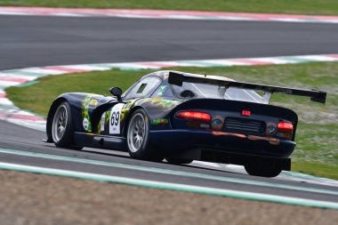 Scarperia, 2 Nisan 2023: Chrisler Viper GTS-R GT1 Mugello Classic 2023 'te İtalya' daki Mugello Pisti 'nde eylem halinde..