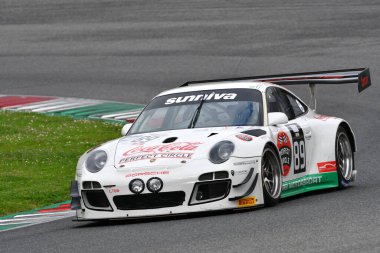 Scarperia, 2 Nisan 2023: Porsche 997 GT3 R yılı 2010 Mugello Classic 2023 tarihinde İtalya 'daki Mugello Pisti' nde.