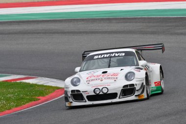 Scarperia, 2 Nisan 2023: Porsche 997 GT3 R yılı 2010 Mugello Classic 2023 tarihinde İtalya 'daki Mugello Pisti' nde.