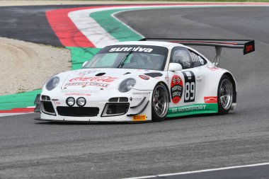 Scarperia, 2 Nisan 2023: Porsche 997 GT3 R yılı 2010 Mugello Classic 2023 tarihinde İtalya 'daki Mugello Pisti' nde.