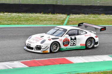 Scarperia, 2 Nisan 2023: Porsche 997 GT3 R yılı 2010 Mugello Classic 2023 tarihinde İtalya 'daki Mugello Pisti' nde.