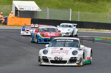 Scarperia, 2 Nisan 2023: Porsche 997 GT3 R yılı 2010 Mugello Classic 2023 tarihinde İtalya 'daki Mugello Pisti' nde.