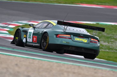 Scarperia, 2 Nisan 2023: Aston Martin DBR9 yıl 2006 Mugello Classic 2023 tarihinde İtalya 'daki Mugello Pisti' nde.