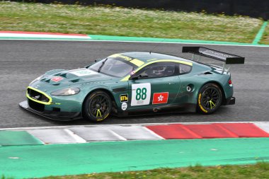 Scarperia, 2 Nisan 2023: Aston Martin DBR9 yıl 2006 Mugello Classic 2023 tarihinde İtalya 'daki Mugello Pisti' nde.