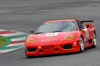 Scarperia, 2 Nisan 2023: Ferrari F430 GTC Evo 2009 Mugello Classic 2023 tarihinde İtalya 'daki Mugello Pisti' nde eylem halindedir..