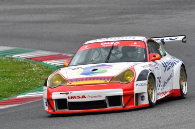 Scarperia, 2 Nisan 2023: Porsche 996 GT3 RSR 2005 Mugello Classic 2023 sırasında İtalya 'daki Mugello Pisti' nde faaliyet göstermektedir..