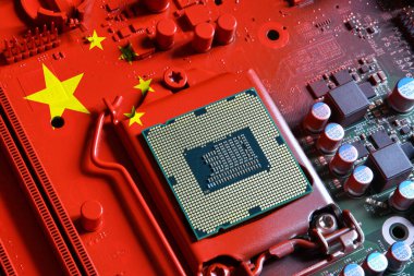 İşlemcisi olan kırmızı boyalı bir PC anakart üzerinde Çin Cumhuriyeti bayrağı. Küresel mikroçip ve yarı iletken üretiminde üstünlük kavramı. İtalya