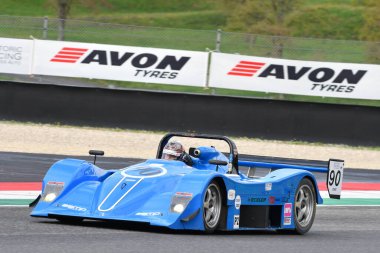 Scarperia, 2 Nisan 2023: Lola B2K40 yıl 2000 Mugello Classic 2023 yılında İtalya 'daki Mugello Pisti' nde.