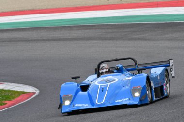 Scarperia, 2 Nisan 2023: Lola B2K40 yıl 2000 Mugello Classic 2023 yılında İtalya 'daki Mugello Pisti' nde.