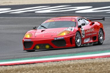 Scarperia, 2 Nisan 2023: Ferrari 360 Modena N-GT yılı 2003 Mugello Classic 2023 'te İtalya' daki Mugello Pisti 'nde eylem halindeydi..