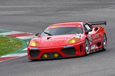 Scarperia, 2 Nisan 2023: Ferrari 360 Modena N-GT yılı 2003 Mugello Classic 2023 'te İtalya' daki Mugello Pisti 'nde eylem halindeydi..