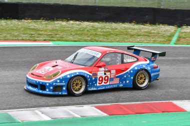 Scarperia, 2 Nisan 2023: Porsche 996 GT3-RS yıl 2001 Mugello Classic 2023 tarihinde İtalya 'daki Mugello Pisti' nde faaliyet gösterdi.