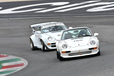 Scarperia, 2 Nisan 2023: Porsche 993 GT2 yıl 1995 Mugello Classic 2023 tarihinde İtalya 'daki Mugello Pisti' nde.