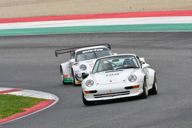Scarperia, 2 Nisan 2023: Porsche 993 GT2 yıl 1995 Mugello Classic 2023 tarihinde İtalya 'daki Mugello Pisti' nde.