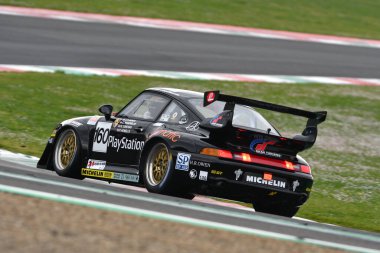 Scarperia, 2 Nisan 2023: Porsche 993 GT2 Evo Yılı 1999 Mugello Classic 2023 tarihinde İtalya 'daki Mugello Pisti' nde eylem halindeydi..