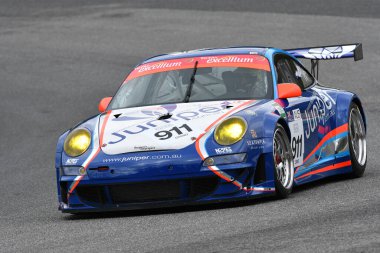 Scarperia, 2 Nisan 2023: Porsche 997 GT3 R yılı 2008 Mugello Classic 2023 tarihinde İtalya 'daki Mugello Pisti' nde.
