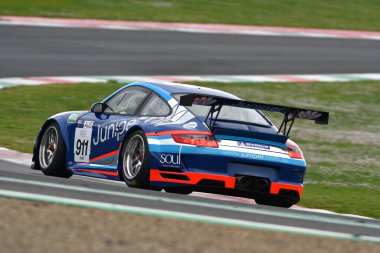 Scarperia, 2 Nisan 2023: Porsche 997 GT3 R yılı 2008 Mugello Classic 2023 tarihinde İtalya 'daki Mugello Pisti' nde.